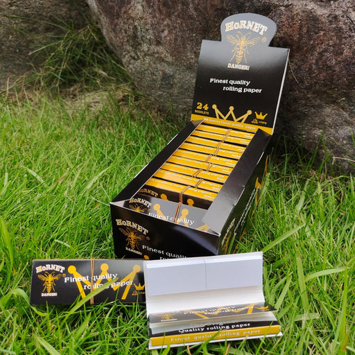 HORNET | Black 1-1/4 Size Rolling Paper With Tips | Jupiter Grass
